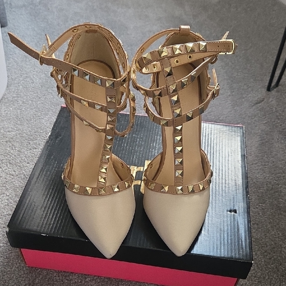 Pointed T-Strap Studded High Heels in Light Beige - Picture 2 of 9